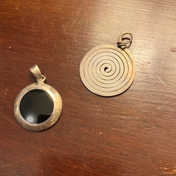 Bundle of two sterling silver pendants one has onyx - Picture 2 of 6